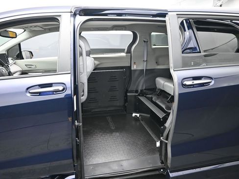 Used 2024 Toyota Sienna XLE image 23