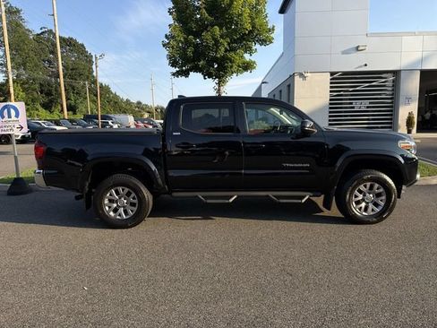 Used 2018 Toyota Tacoma SR5 AWD/4WD image 9