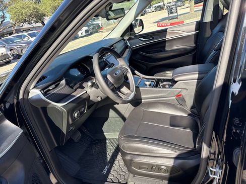 Used 2023 Jeep Grand Cherokee Limited w/ Luxury Tech Group II AWD/4WD image 17