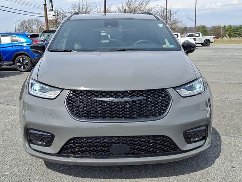 Used 2025 Chrysler Pacifica Limited FWD image 2