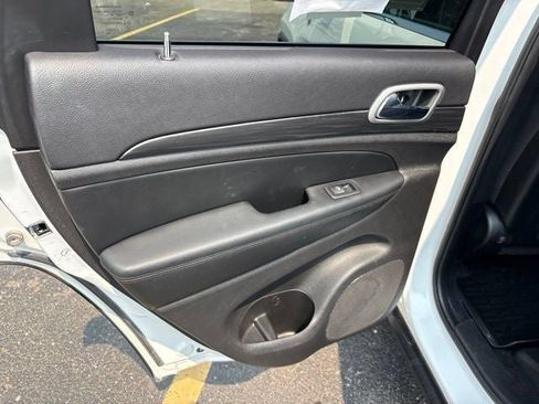 Used 2020 Jeep Grand Cherokee Laredo AWD/4WD image 19