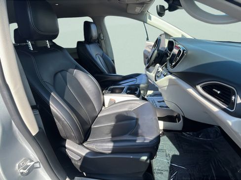 Used 2024 Chrysler Pacifica Touring-L FWD image 28