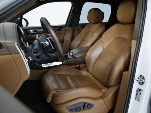 Certified 2023 Porsche Cayenne Turbo S AWD/4WD image 5