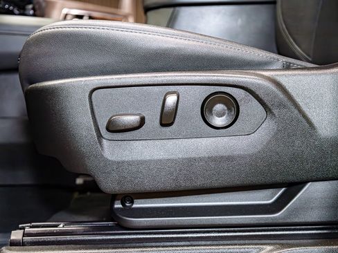 Used 2025 Chevrolet Suburban Z71 w/ Comfort Package image 21