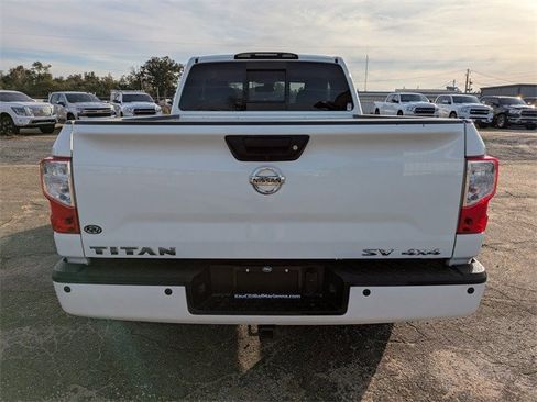 Used 2018 Nissan Titan SV w/ SV Convenience Package image 5