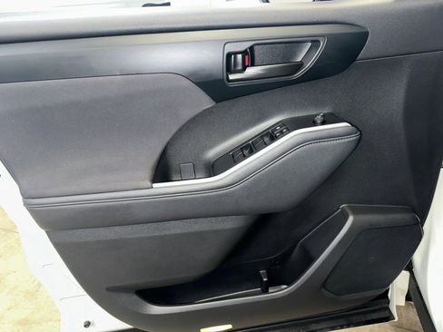 Used 2023 Toyota Highlander L FWD image 7