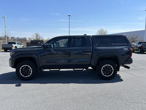 Used 2025 Toyota Tacoma TRD Off-Road AWD/4WD image 4