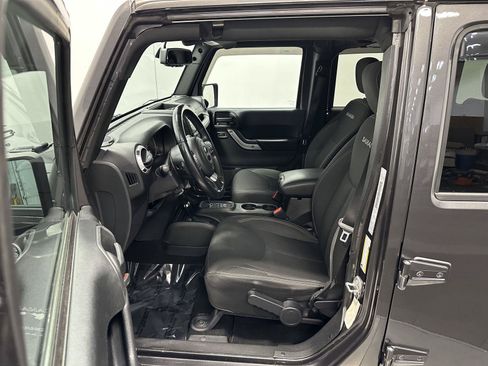 Used 2018 Jeep Wrangler Unlimited Sahara w/ Connectivity Group AWD/4WD image 14