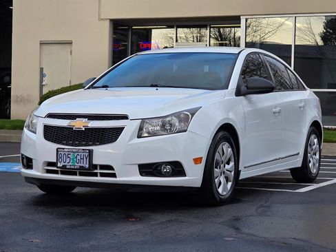Used 2013 Chevrolet Cruze LS image 2