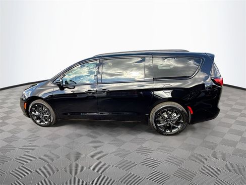New 2026 Chrysler Pacifica Limited w/ S Appearance Package image 8