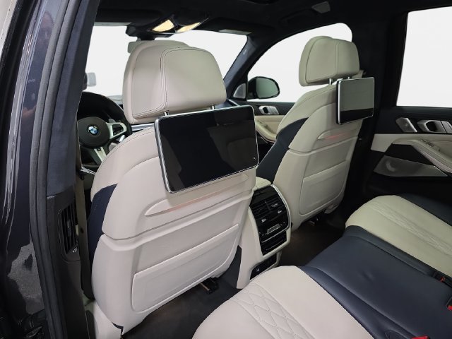 Used 2019 BMW X7 xDrive50i w/ M Sport Package AWD/4WD image 12