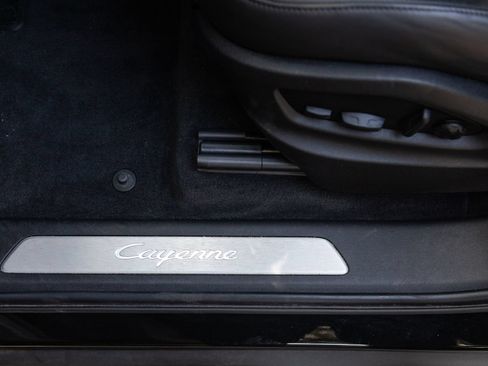 Certified 2023 Porsche Cayenne AWD/4WD image 20