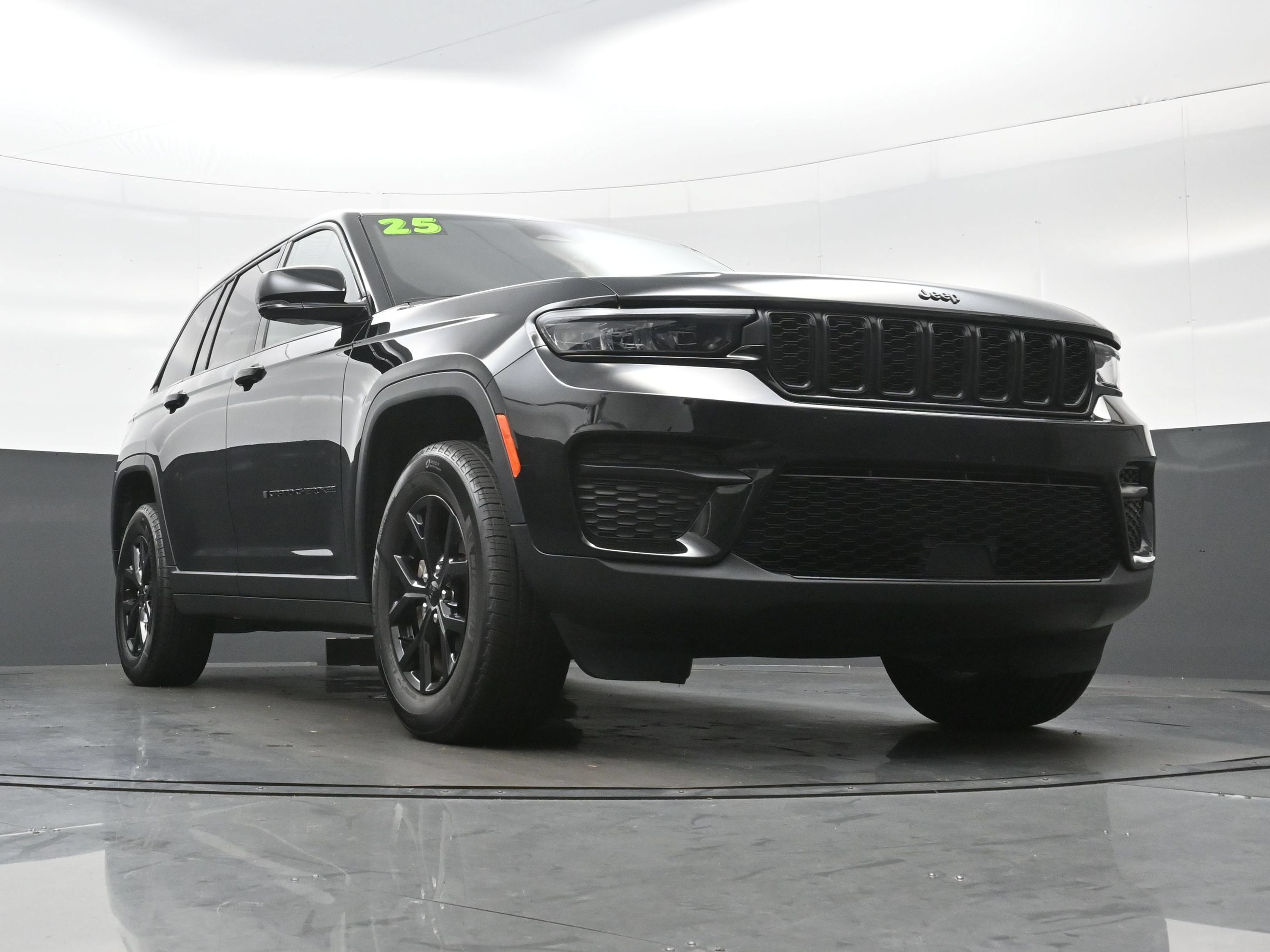 Used 2025 Jeep Grand Cherokee Altitude AWD/4WD image 32
