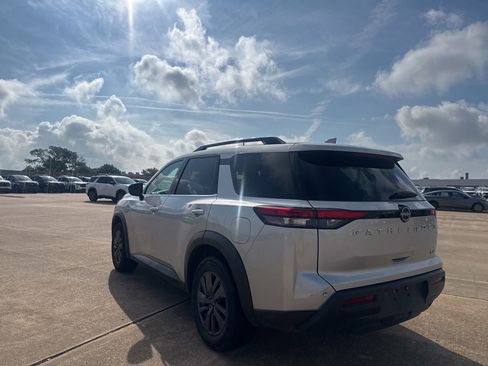 Used 2022 Nissan Pathfinder SV FWD image 16