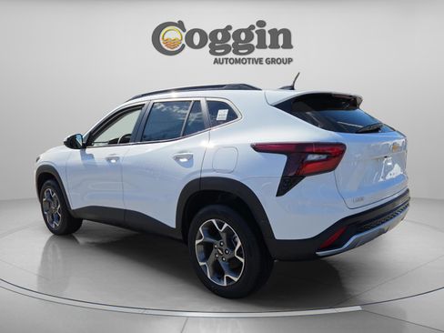 New 2025 Chevrolet Trax LT w/ LT Convenience Package image 2