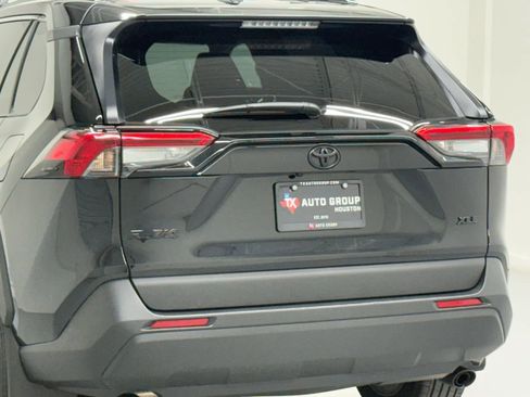 Used 2022 Toyota RAV4 XLE Premium image 12