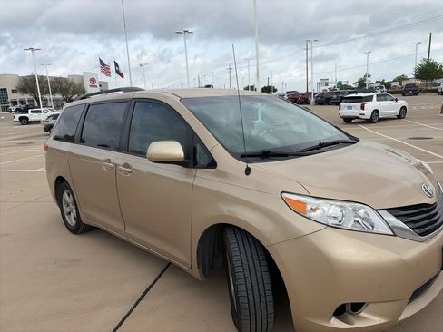 Used 2012 Toyota Sienna LE image 1