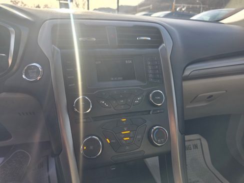 Used 2017 Ford Fusion SE FWD image 9