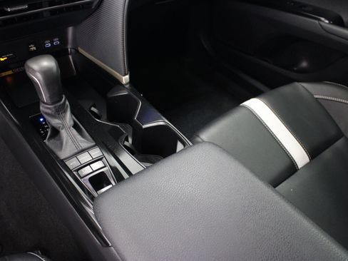 Used 2025 Toyota Camry SE w/ Convenience Package FWD image 16