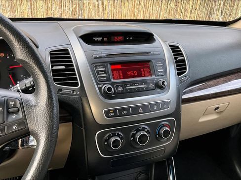 Used 2014 Kia Sorento LX image 6