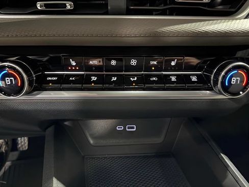 New 2026 Chevrolet Equinox LT w/ Convenience Package II FWD image 24