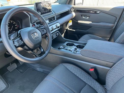 Certified 2025 Honda Pilot Sport image 18