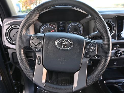 Used 2016 Toyota Tacoma TRD Sport image 17