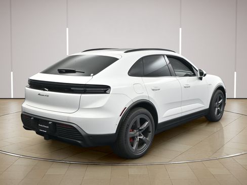 Certified 2025 Porsche Macan 4S Electric AWD/4WD image 25