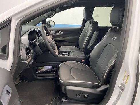 New 2026 Chrysler Pacifica Limited w/ S Appearance Package image 4
