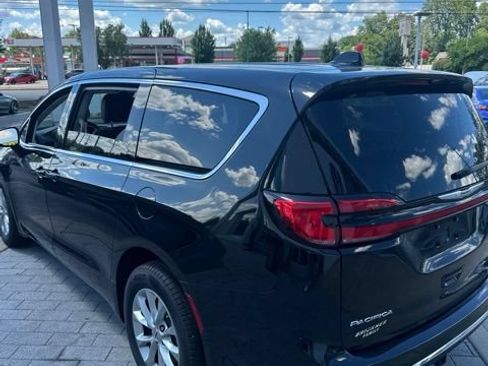 Used 2024 Chrysler Pacifica Touring-L AWD/4WD image 14