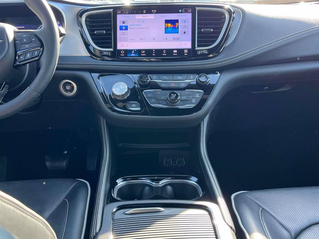 Used 2025 Chrysler Pacifica Limited FWD image 3