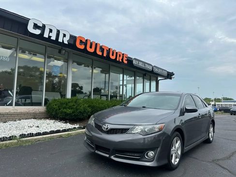 Used 2013 Toyota Camry SE FWD image 3