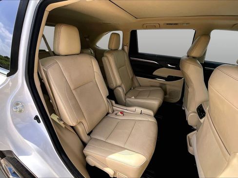 Used 2018 Toyota Highlander Limited Platinum FWD image 20