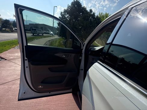 Used 2021 Honda Pilot Touring image 11
