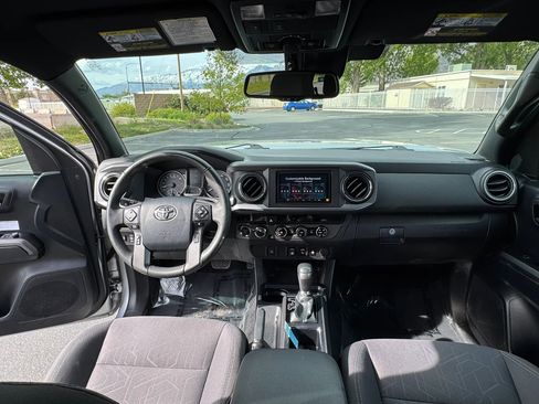 Used 2018 Toyota Tacoma TRD Off-Road AWD/4WD image 19