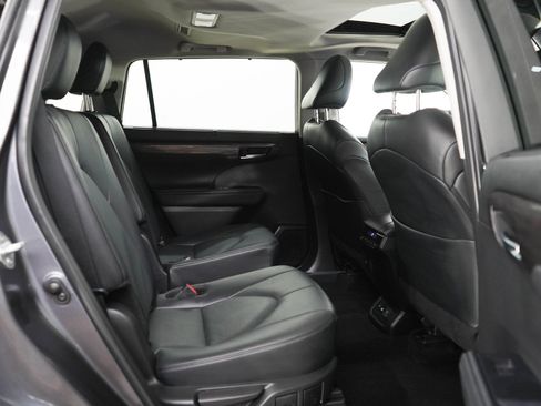 Used 2024 Toyota Highlander Limited AWD/4WD image 12