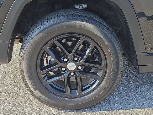 Used 2024 Jeep Grand Cherokee Laredo X RWD image 7