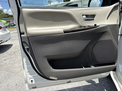 Used 2015 Toyota Sienna XLE FWD image 34