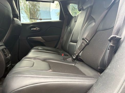 Used 2020 Jeep Cherokee Latitude Plus w/ Comfort/Convenience Group FWD image 11