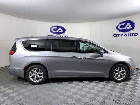 Used 2020 Chrysler Pacifica Touring w/ Tire & Wheel Group FWD image 2