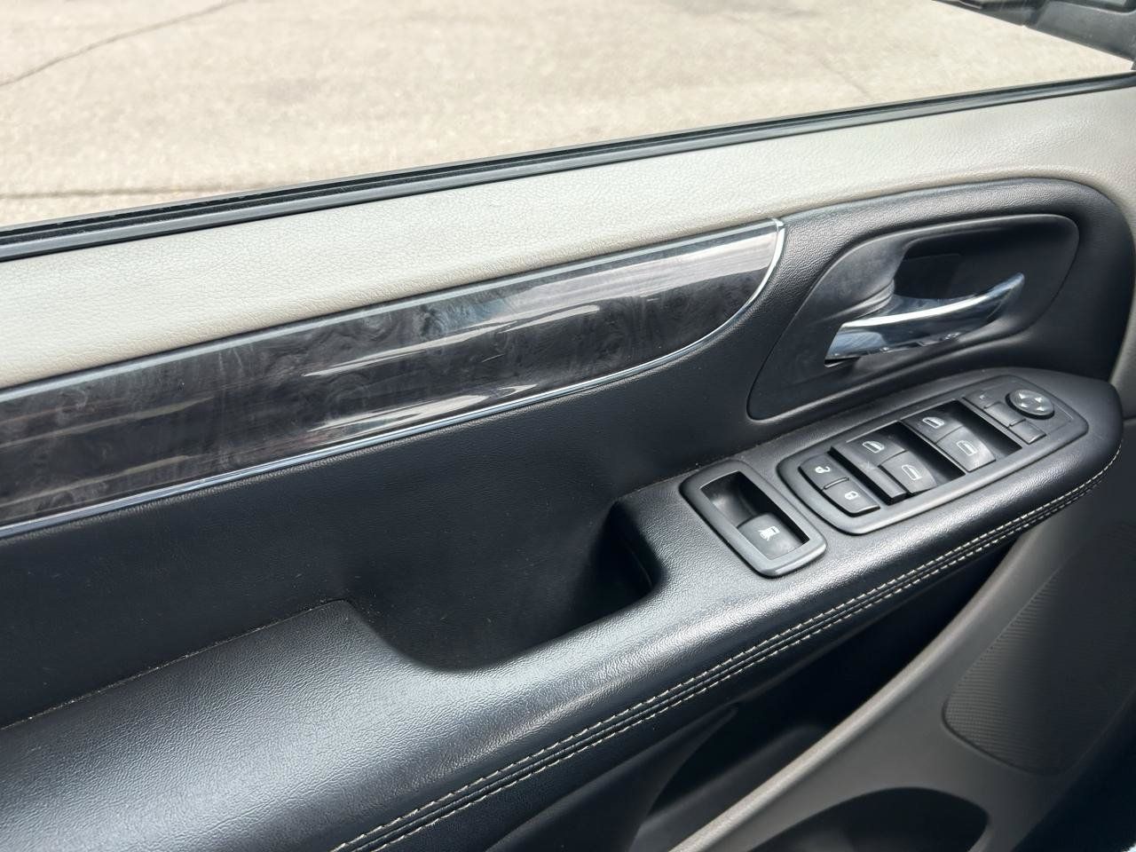 Used 2013 Chrysler Town & Country Touring-L w/ Driver Convenience Group FWD image 26