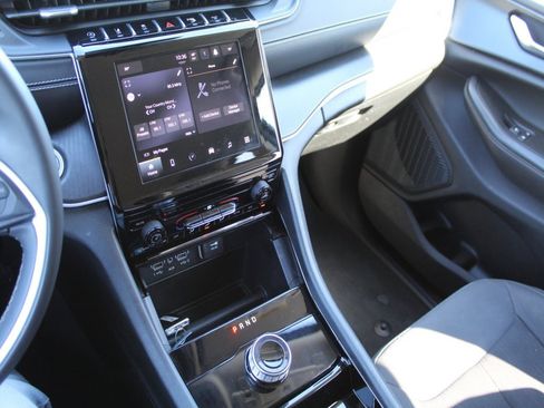 Used 2023 Jeep Grand Cherokee L Laredo image 14