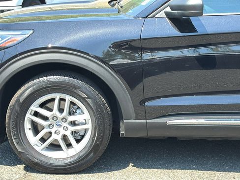 Used 2025 Ford Explorer Active AWD/4WD image 3