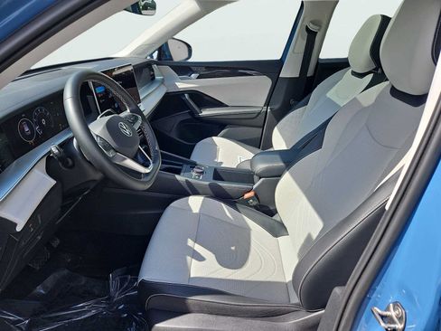 Used 2025 Volkswagen Tiguan SE w/ Panoramic Sunroof Package AWD/4WD image 31