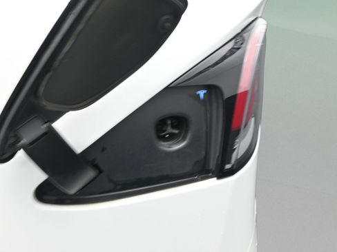 Used 2024 Tesla Model X Base image 12