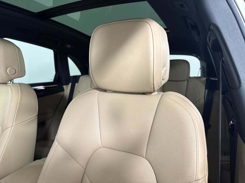 Certified 2025 Porsche Macan AWD/4WD image 40
