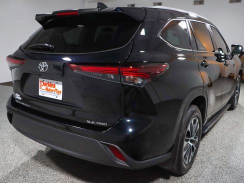 Used 2024 Toyota Highlander XLE image 7