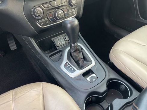 Used 2016 Jeep Cherokee Limited FWD image 28