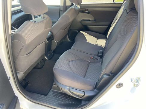 Used 2022 Toyota Highlander LE FWD image 18