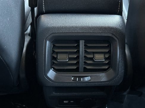 Used 2022 Volkswagen Tiguan SE image 14